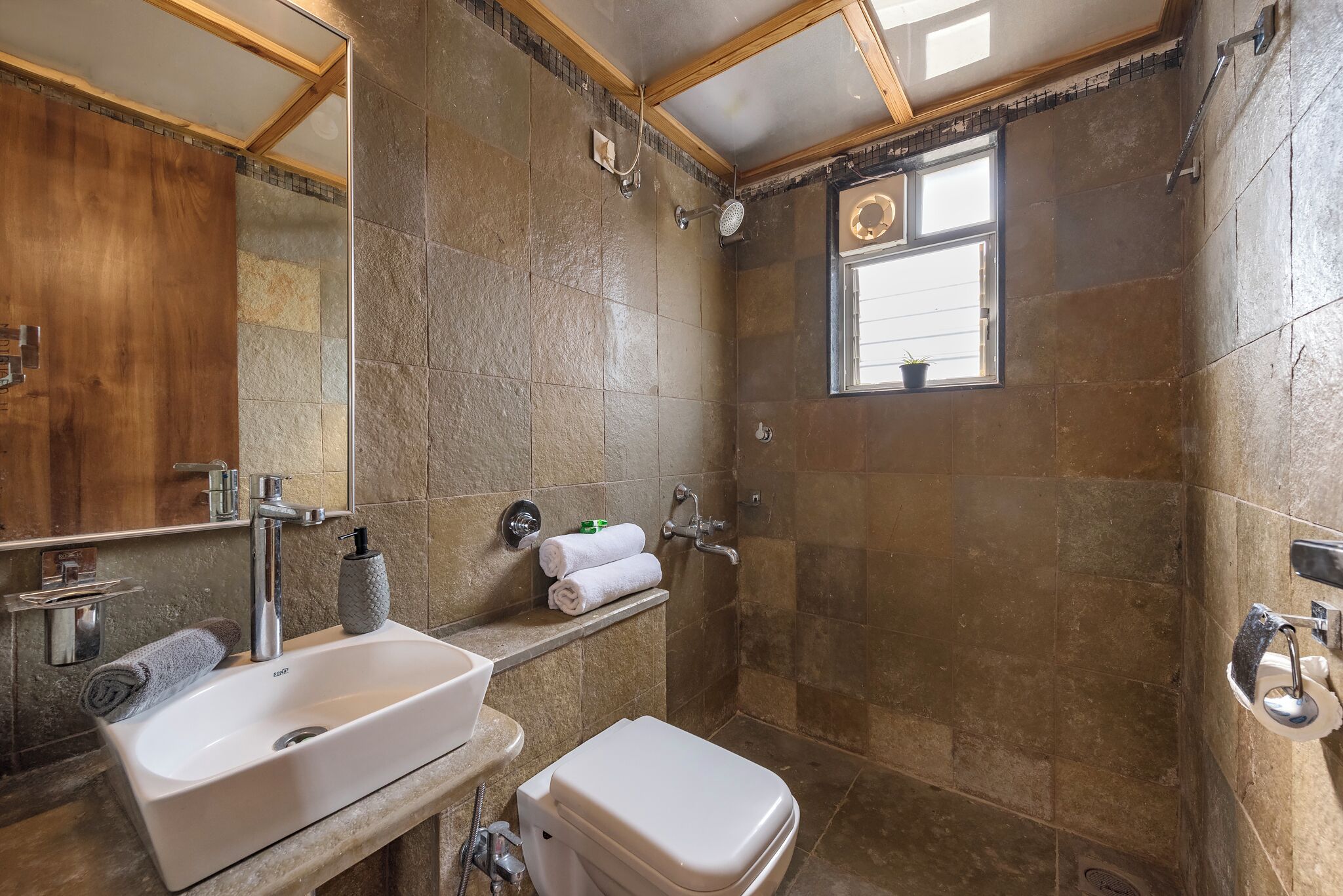 Une salle de bain équipée d’une baignoire, de toilettes et d’un espace douche.