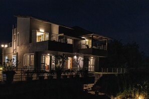 A szálláshely homlokzata – este/éjszaka