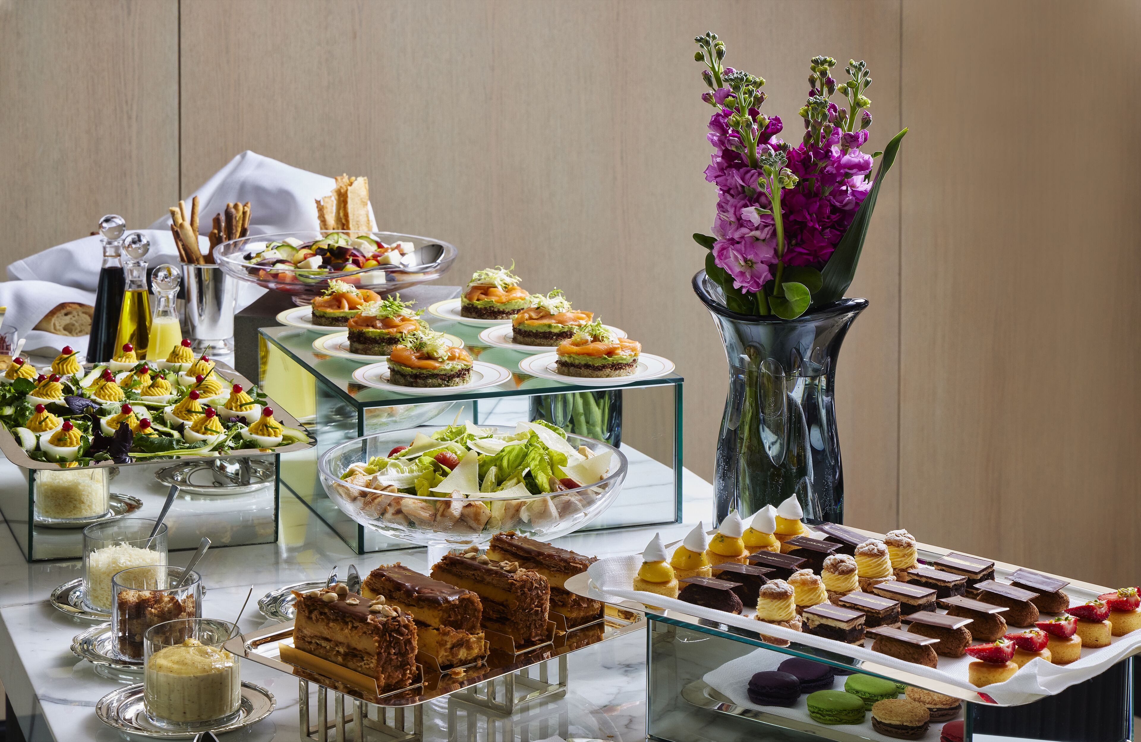 Petit déjeuner continental (45 EUR par personne)