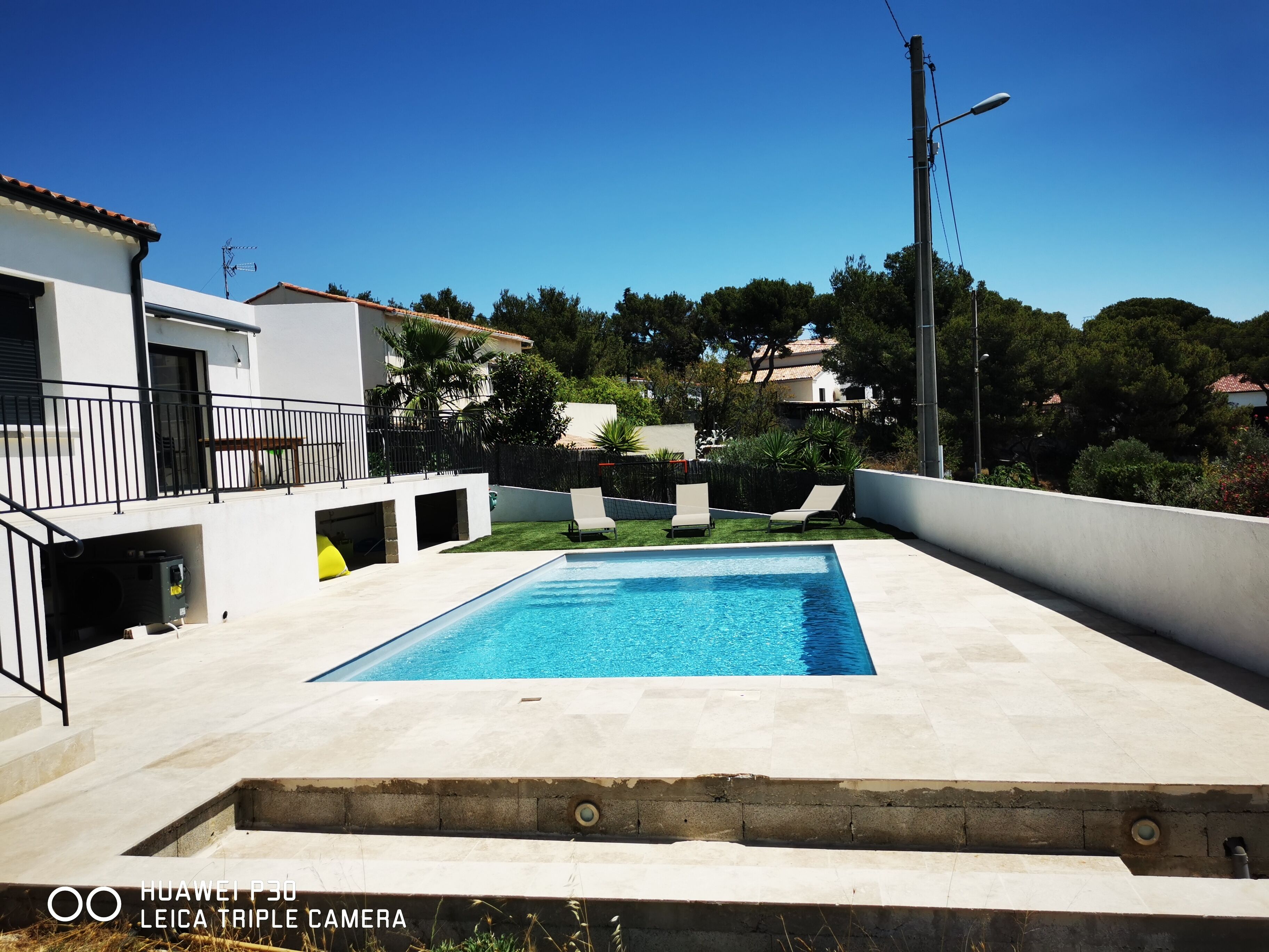 Een buitenzwembad en een verwarmd zwembad