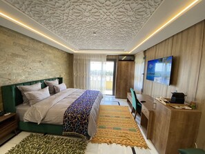 10 Schlafzimmer, Zimmersafe, Schreibtisch, Bügeleisen/Bügelbrett