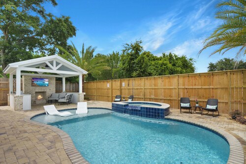 Island Attitude - 6 bed/5 bath home- Private Pool!