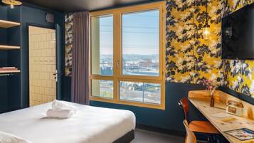 Laptop workspace, blackout drapes, iron/ironing board, free WiFi