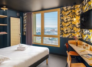 Laptop workspace, blackout drapes, iron/ironing board, free WiFi