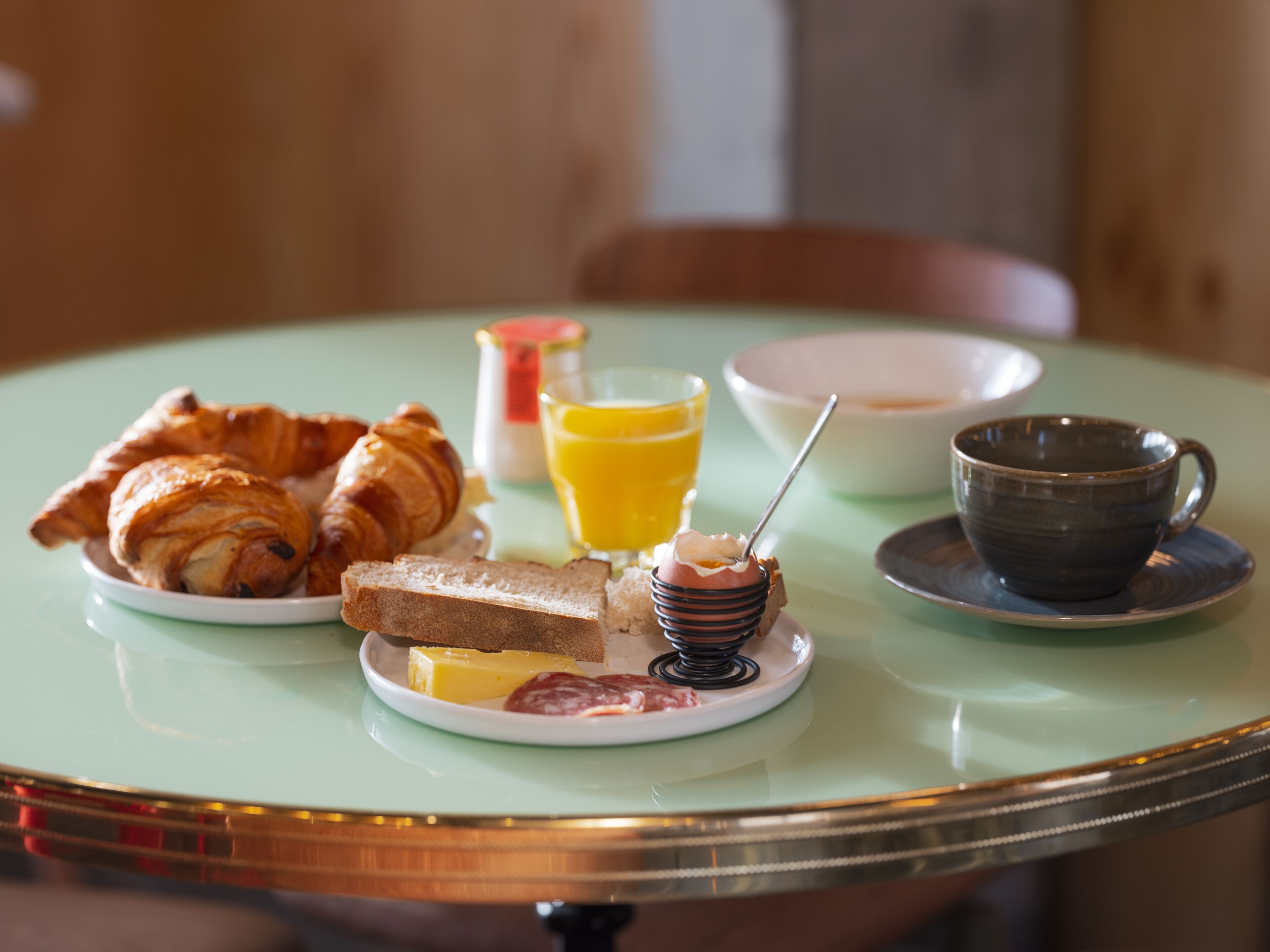 Sarapan prasmanan setiap hari (EUR 10 per orang)