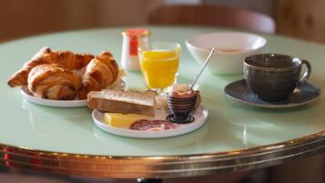 Petit déjeuner buffet (10 EUR par personne)