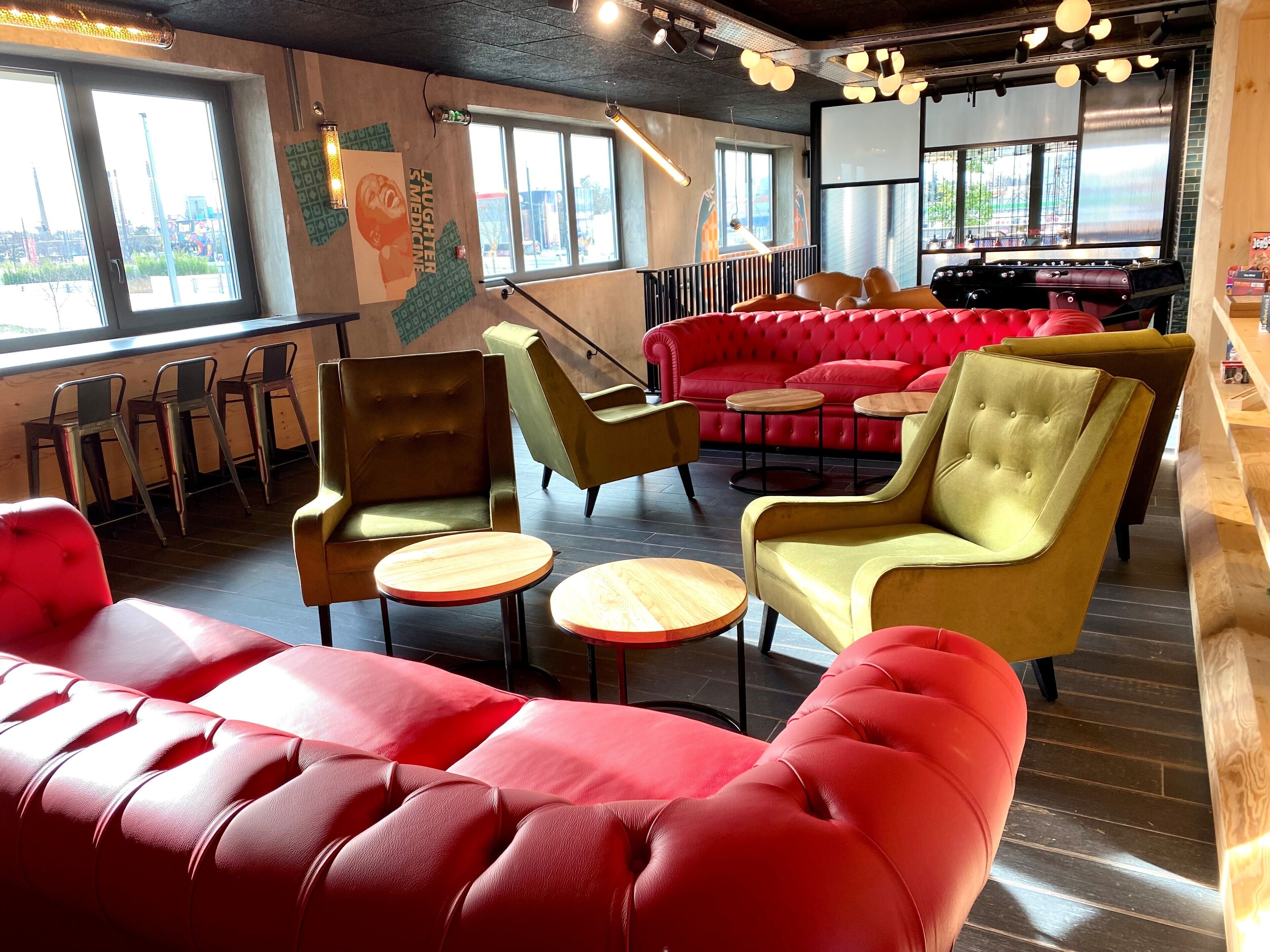 Een 32-inch lcd-televisie met digitale zenders, televisie en een kantoor