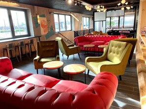 En 32-tommers LCD-TV med digitale kanaler samt TV og kontorer