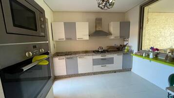 Kühlschrank, Mikrowelle, Ofen, Geschirrspüler