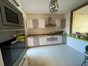 Kühlschrank, Mikrowelle, Ofen, Geschirrspüler