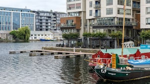 Un bateau était amarré à un quai, avec une vue sur la ville en arrière-plan.