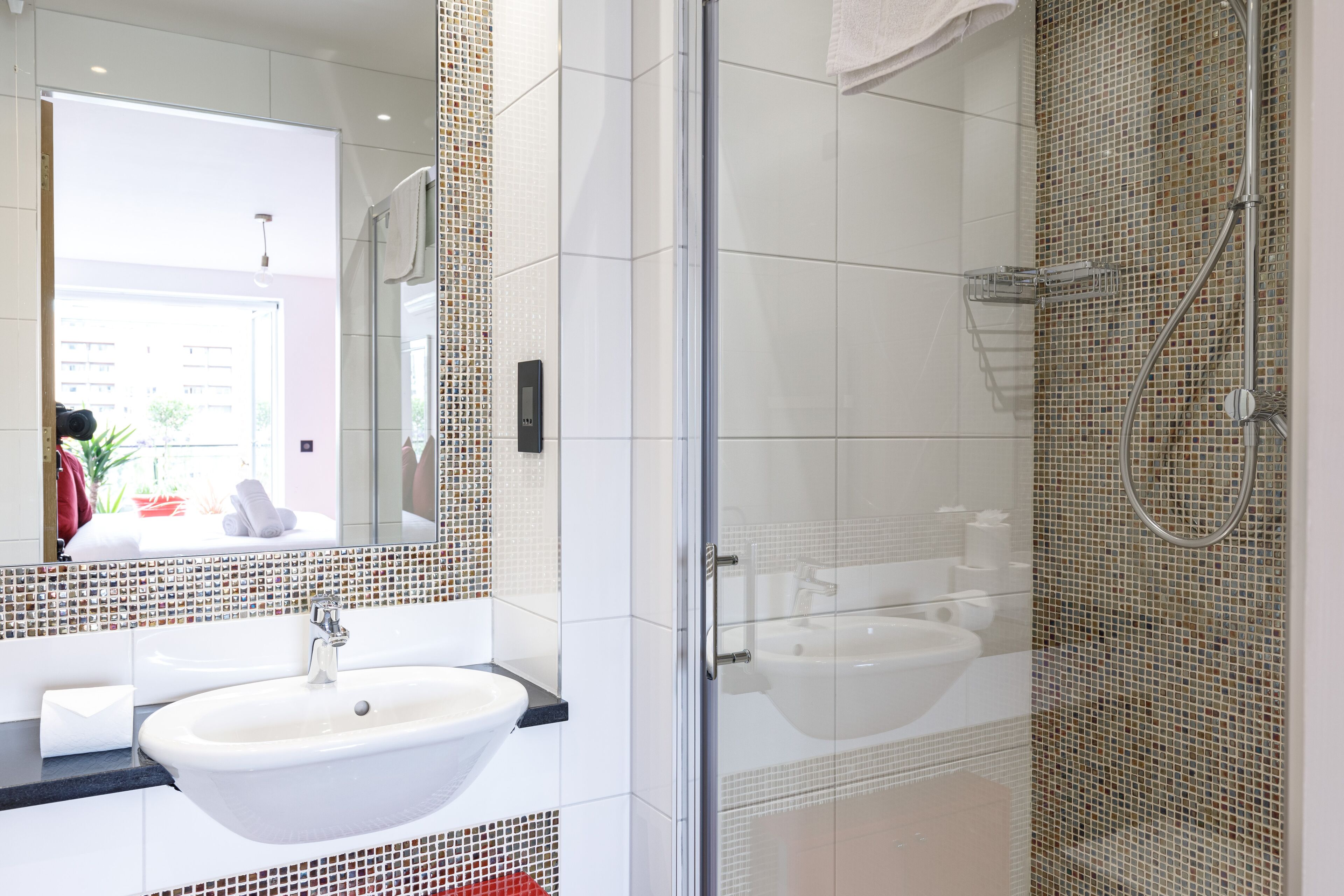 Combined shower/bathtub, jetted bath, hair dryer, towels