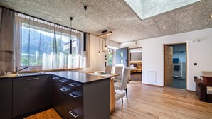 Eine moderne Küche mit einer großen Kochinsel, Holzboden und einem Oberlicht.