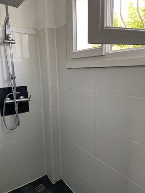 Dusj, håndklær og toalettpapir