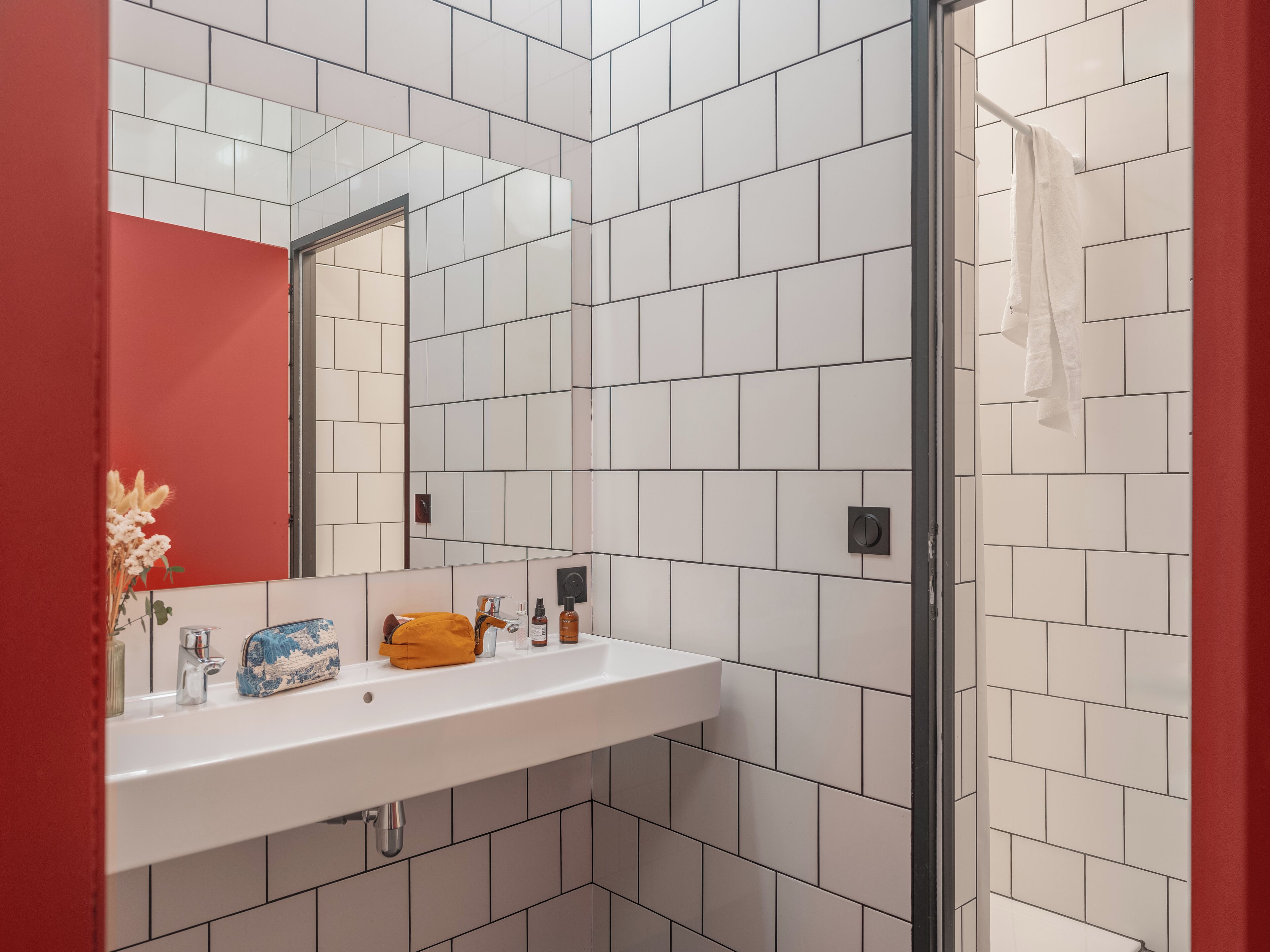 Shower, perlengkapan kamar mandi ramah lingkungan, handuk, dan sabun