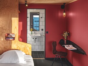 Eklo Solo | Laptop workspace, soundproofing, free WiFi, bed sheets