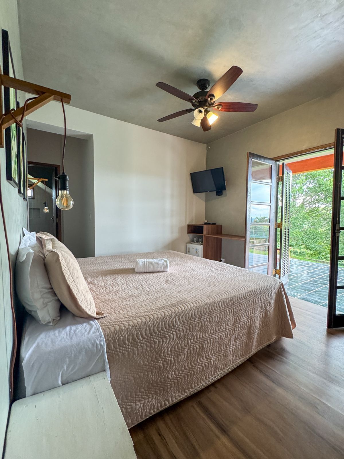 Premium Suite, 1 Bedroom, Garden View | Peralatan tempat tidur hipoalergenik, bar mini, cadar katil 