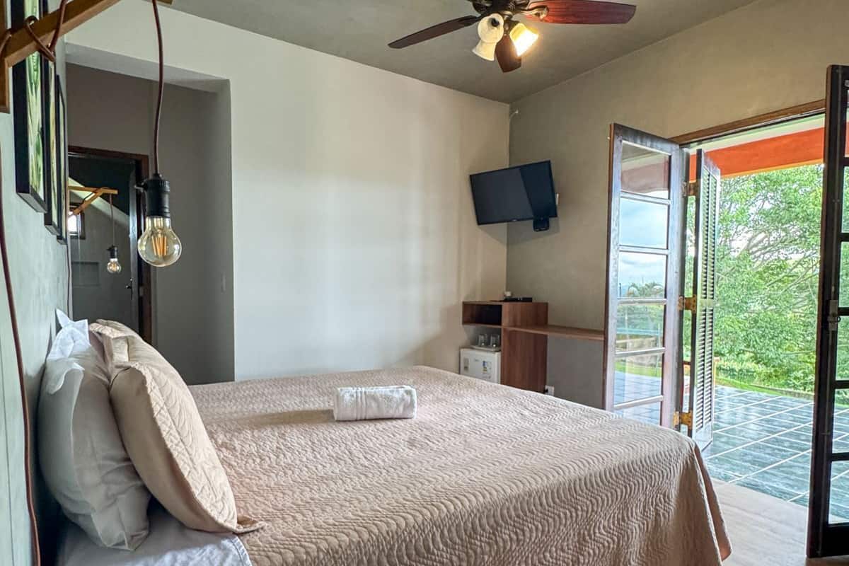 Premium Suite, 1 Bedroom, Garden View | Peralatan tempat tidur hipoalergenik, bar mini, cadar katil