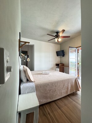 Suite Premium, 1 kamar tidur, pemandangan kebun | Seprai antialergi, minibar, dan seprai linen