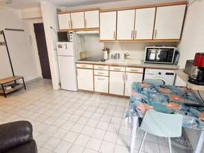 Fridge, microwave, oven, coffee/tea maker - 1 Chambre Parking Climatisation Plage 100M (Sète)