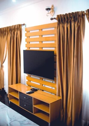 Appartamento Deluxe | Soggiorno | Smart TV 42 pollici con canali satellitari, TV