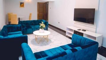 Apartamento superior | Área de estar | Smart TV 42 polegadas com canais via satélite, TV