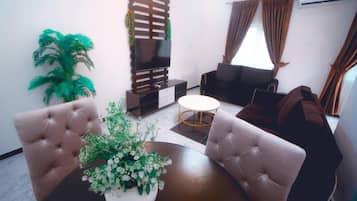 Apartamento superior | Área de estar | Smart TV 42 polegadas com canais via satélite, TV