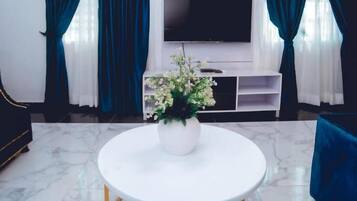 Apartamento superior | Sala de estar | Smart TV 42 polegadas com canais via satélite, TV