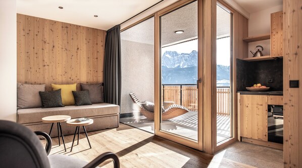 TV, fireplace, stereo - Oberfallerhof 'Apartment Ummi' with Mountain View, Garden & Wi-Fi (Barbiano)