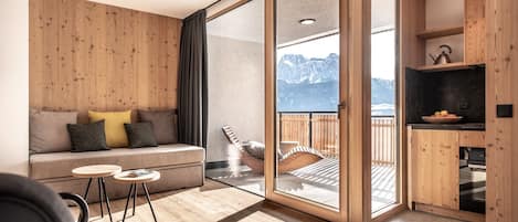 Tv, eldstad och en stereo