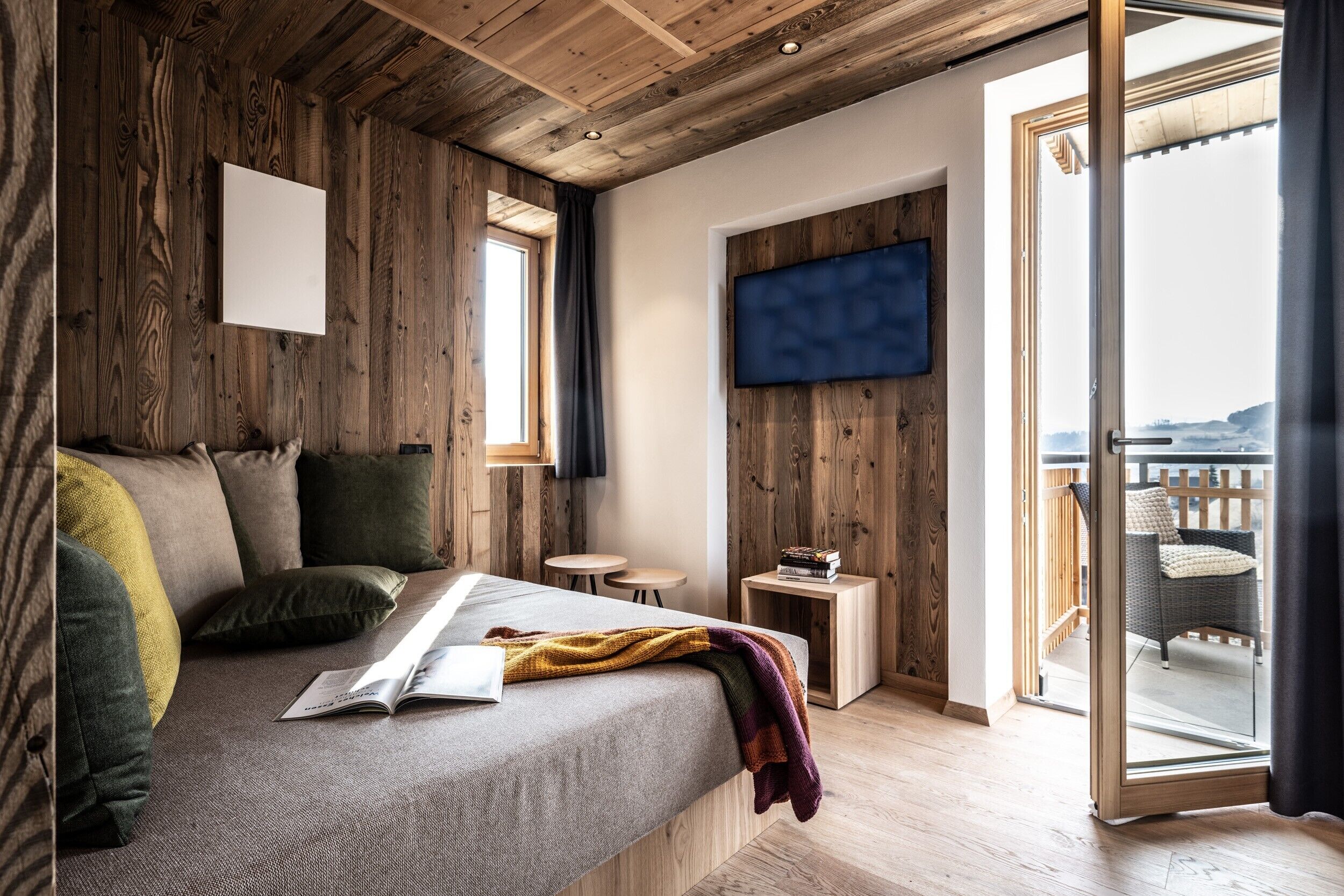 TV, fireplace, stereo