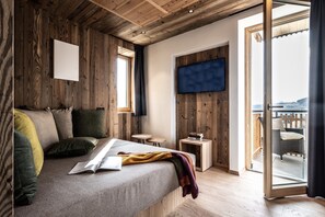 TV, fireplace, stereo