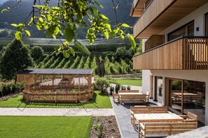 Outdoor dining - Oberfallerhof 'Apartment Inni' with Mountain View, Garden & Wi-Fi (Barbiano)
