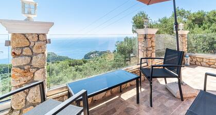Holiday Accommodation 'Captain Spiros House' with Mountain View & Wi-Fi