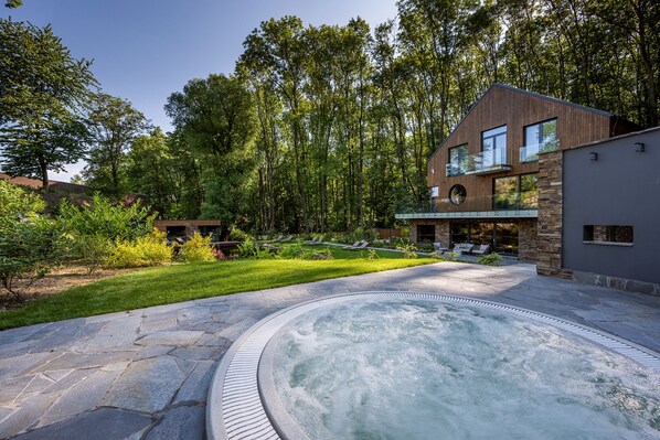 Sauna, hot tub, steam room, body treatments, aromatherapy