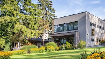 المنشأة من الخارج