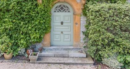 Hazelwood, stylish, sunny apartment in a pretty Somerset village