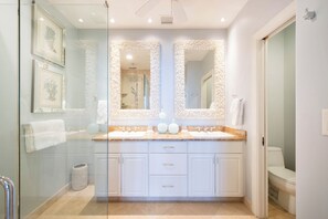 Ensemble douche/baignoire, sèche-cheveux, serviettes fournies, savon
