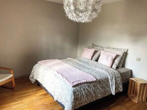 3 bedrooms, iron/ironing board, travel crib, bed sheets