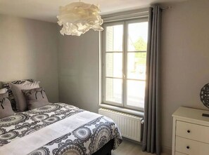 3 chambres, fer et planche à repasser, lit de bébé portatif