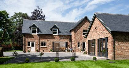 PARTRIDGE LODGE - A fabulous holiday home, sleeps 10, close to the Moors & Dales