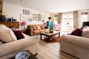 Smart TV, fireplace, table football, stereo - PARTRIDGE LODGE - A fabulous holiday home, sleeps 10, close to the Moors & Dales (Northallerton)