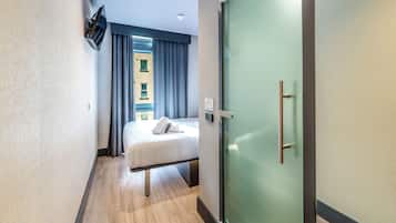 مساحة عمل للكمبيوتر المحمول وتجهيزات عازلة للصوت ومكواة/لوح كي