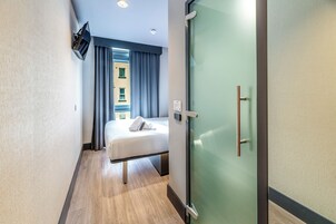 Double Room, 1 Double Bed | Laptop workspace, soundproofing, iron/ironing board, free WiFi