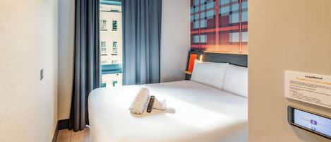 Habitación doble, 1 cama doble | Espacio para trabajar con un portátil y sistema de insonorización