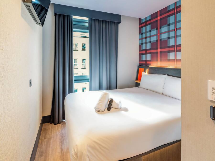 Laptop workspace, soundproofing, iron/ironing board, free WiFi