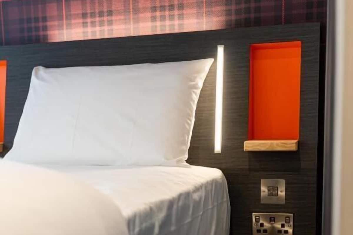 Verdunkelungsvorhänge, schallisolierte Zimmer, Bügeleisen/Bügelbrett