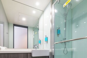 Camera doppia, 1 letto matrimoniale | Bagno | Doccia, asciugamani, sapone, shampoo