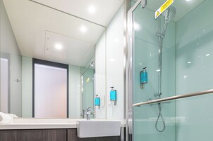 双人房, 1 张双人床 | 浴室 | 淋浴设施、毛巾、肥皂、洗发水