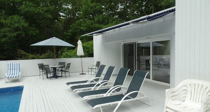 Large Room w use of pool/tennis in Spacious home